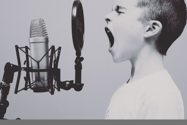 menino-gritando-em-microfones-para-divulgar-sua-empresa-serviços